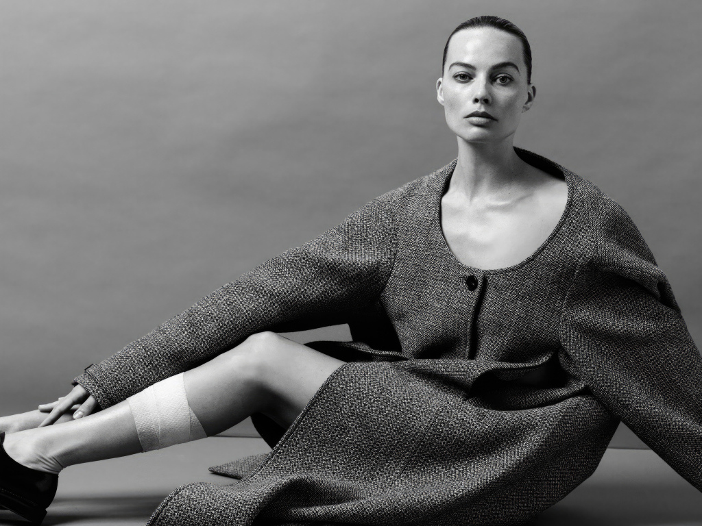 Грустная девушка актриса Марго Робби в сером пальто