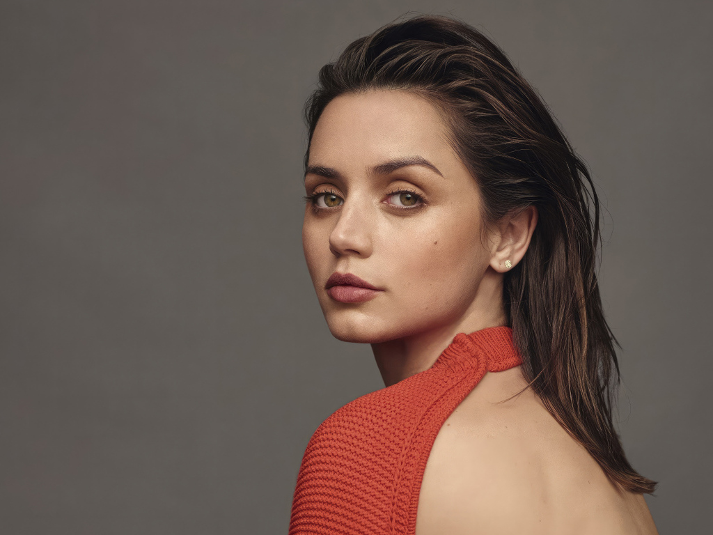 Грустный взгляд актрисы Ана де Армас на сером фоне