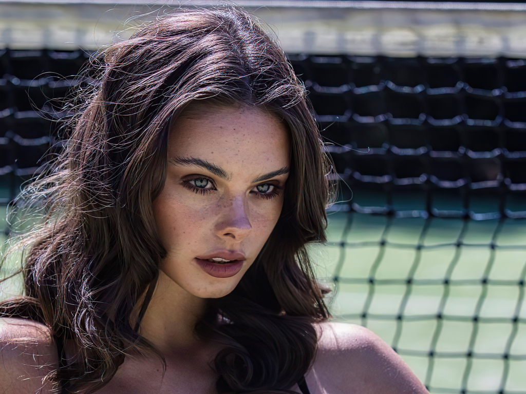 Серьезная девушка актриса Мэйка Вулард