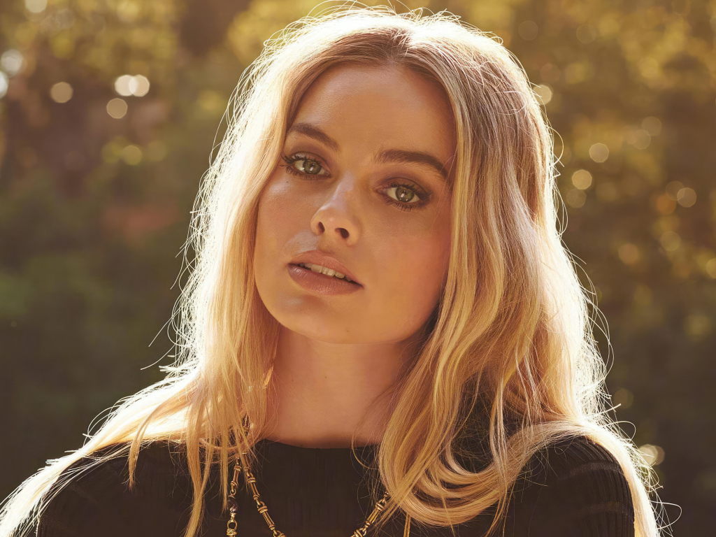 Серьезная блондинка актриса Марго Робби