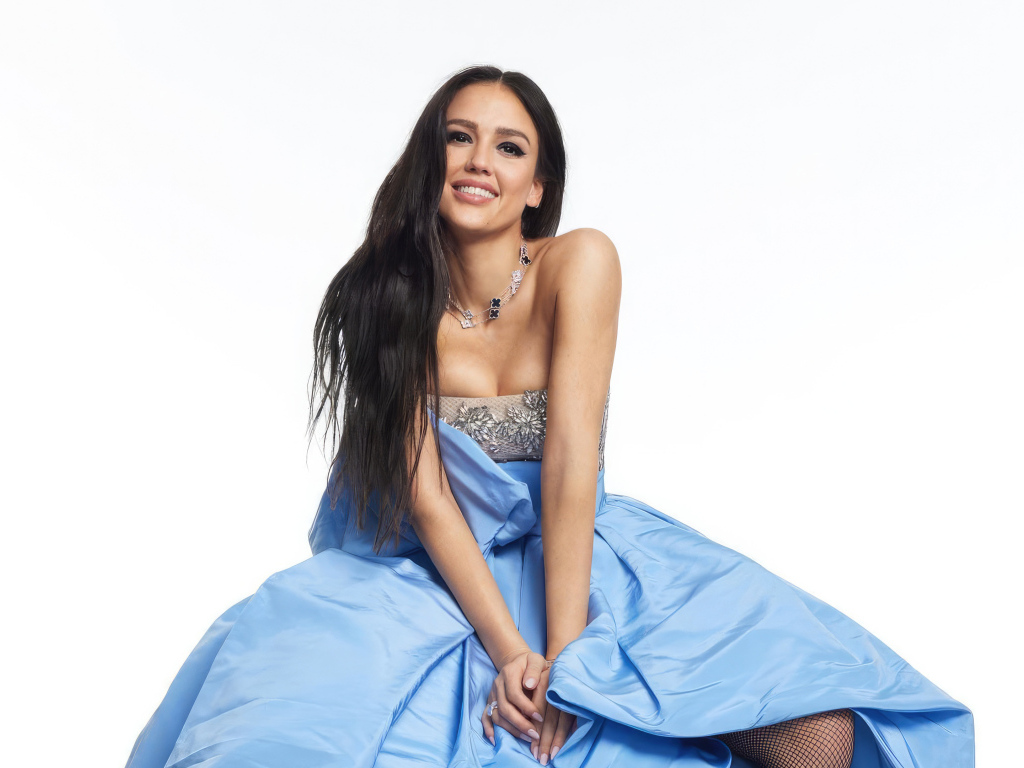 Улыбающаяся Джессика Альба в голубом платье