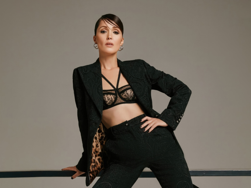 Эффектная актриса Роуз Бёрн в черном костюме на сером фоне