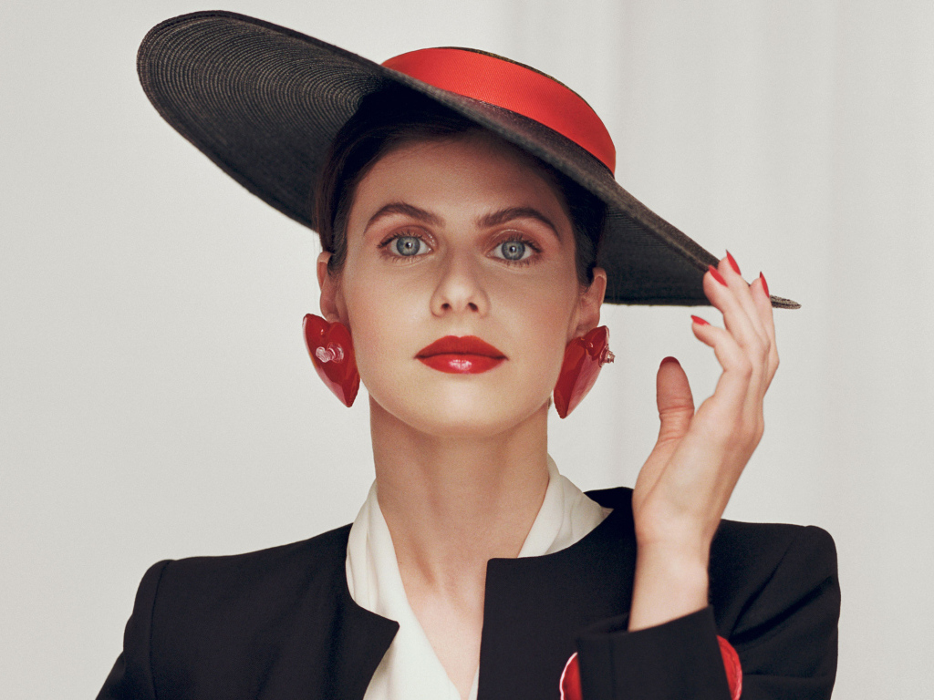 Стильная актриса Александра Даддарио  в большой шляпе