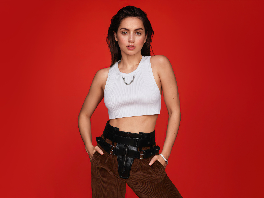 Стильная актриса Ана де Армас на красном фоне