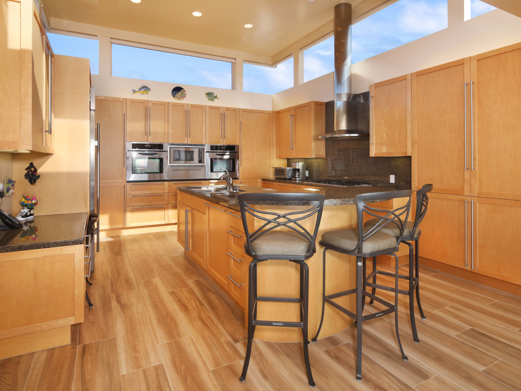 Стильная большая кухня с деревянной мебелью