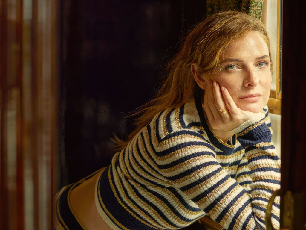 Шведская актриса Ребекка Фергюсон у окна