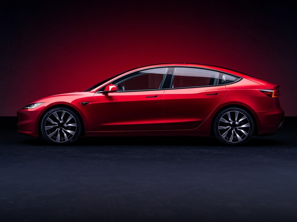 Автомобиль Tesla Model 3 2023 года вид сбоку