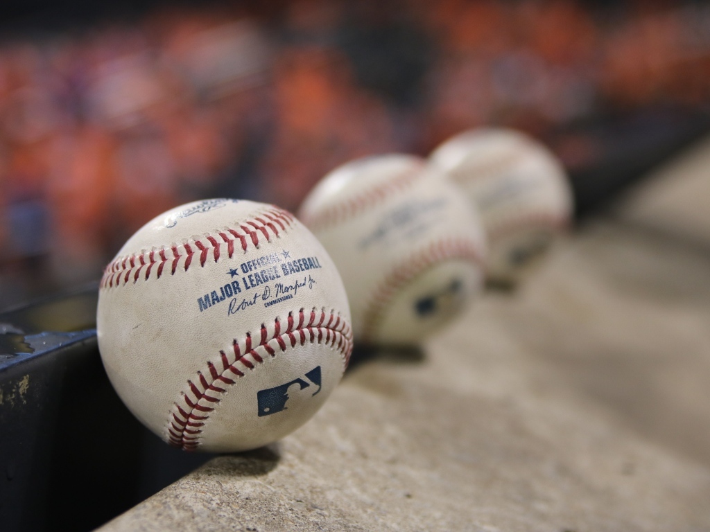 Три баскетбольных мяча крупным планом