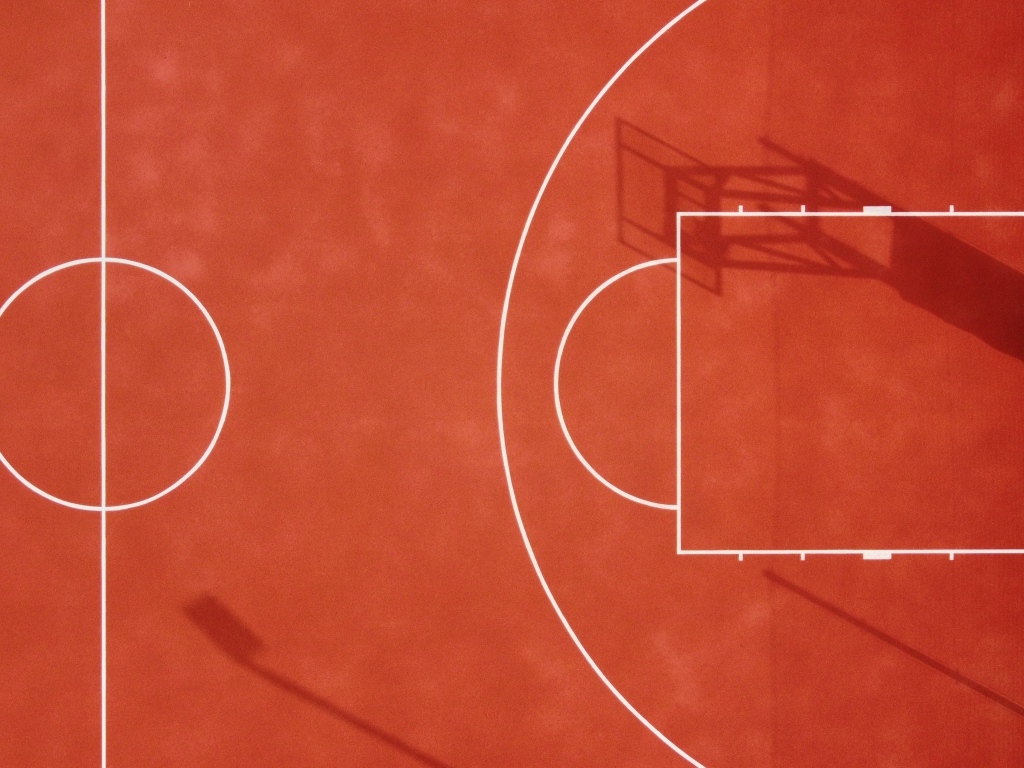 Вид сверху на баскетбольное поле