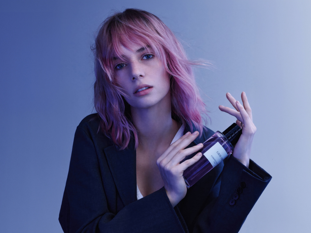 Молодая американская актриса Майя Хоук в черном пиджаке