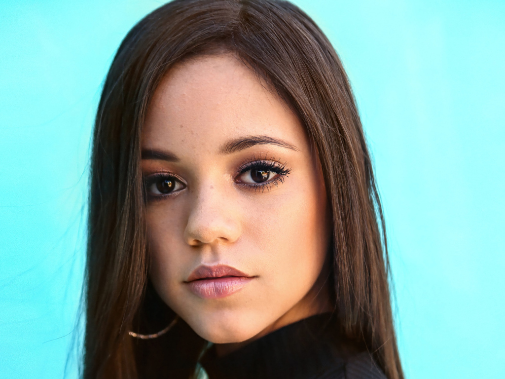 Молодая актриса Дженна Ортега на голубом фоне