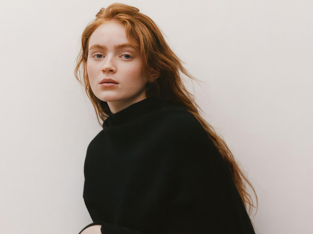 Молодая рыжеволосая актриса Сэди Синк в черном худи