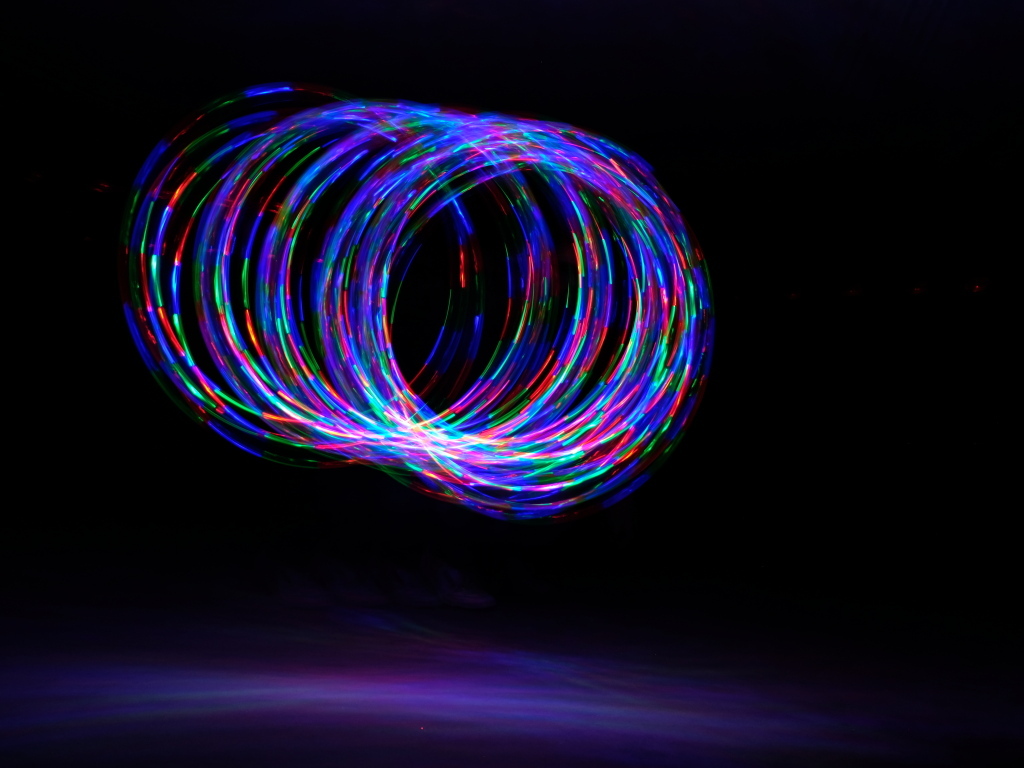 Неоновые кольца на черном фоне