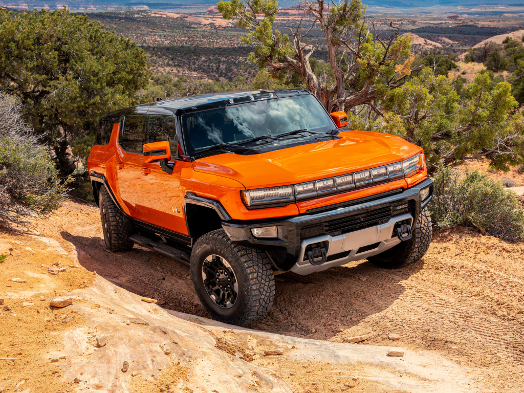 Внедорожник GMC Hummer EV 2024 года в горах