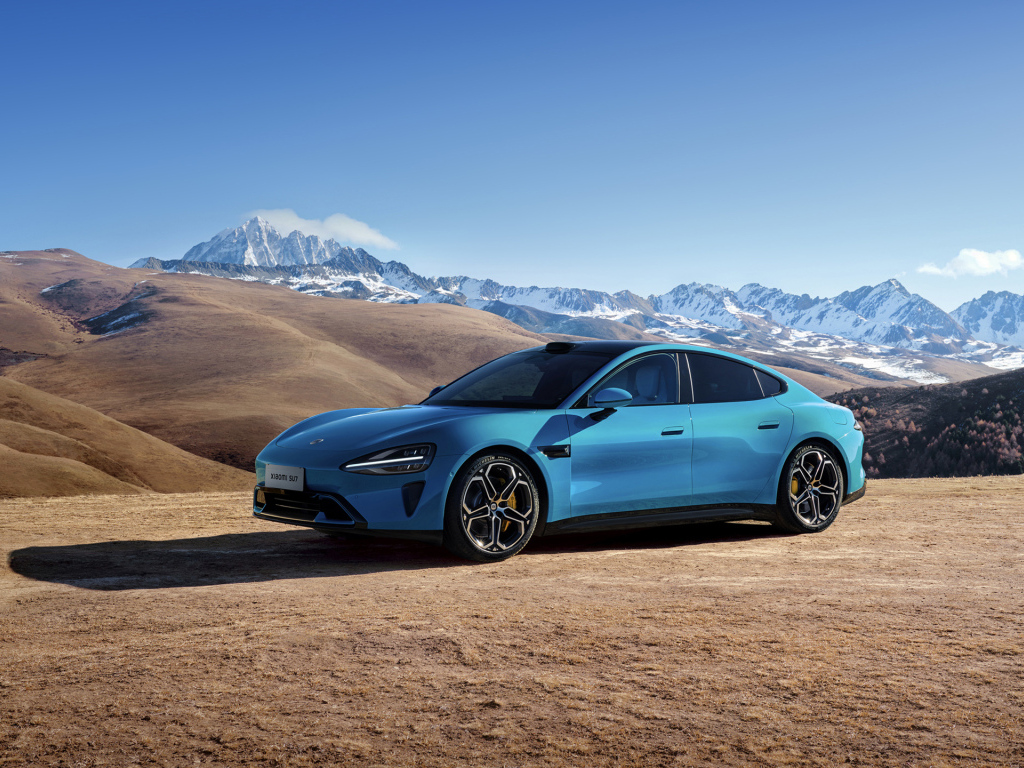 Синий автомобиль Xiaomi SU7 2024  года