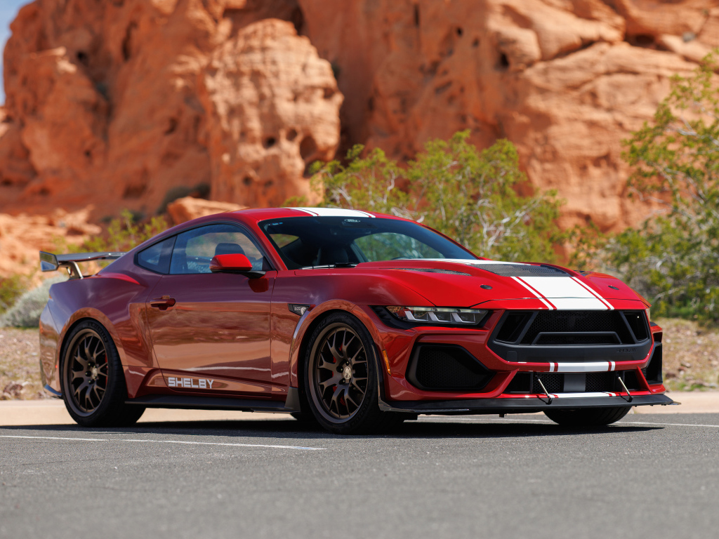 Быстрый автомобиль Shelby Super Snake 2024 года в горах