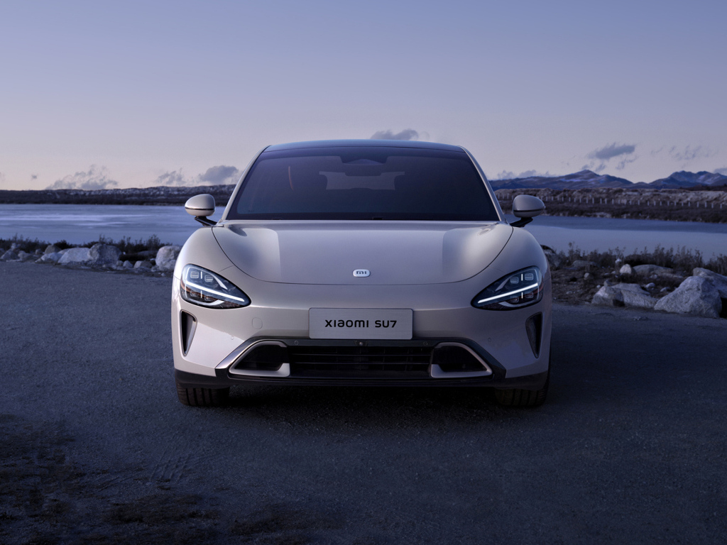 Вид спереди на автомобиль Xiaomi SU7 2024 года
