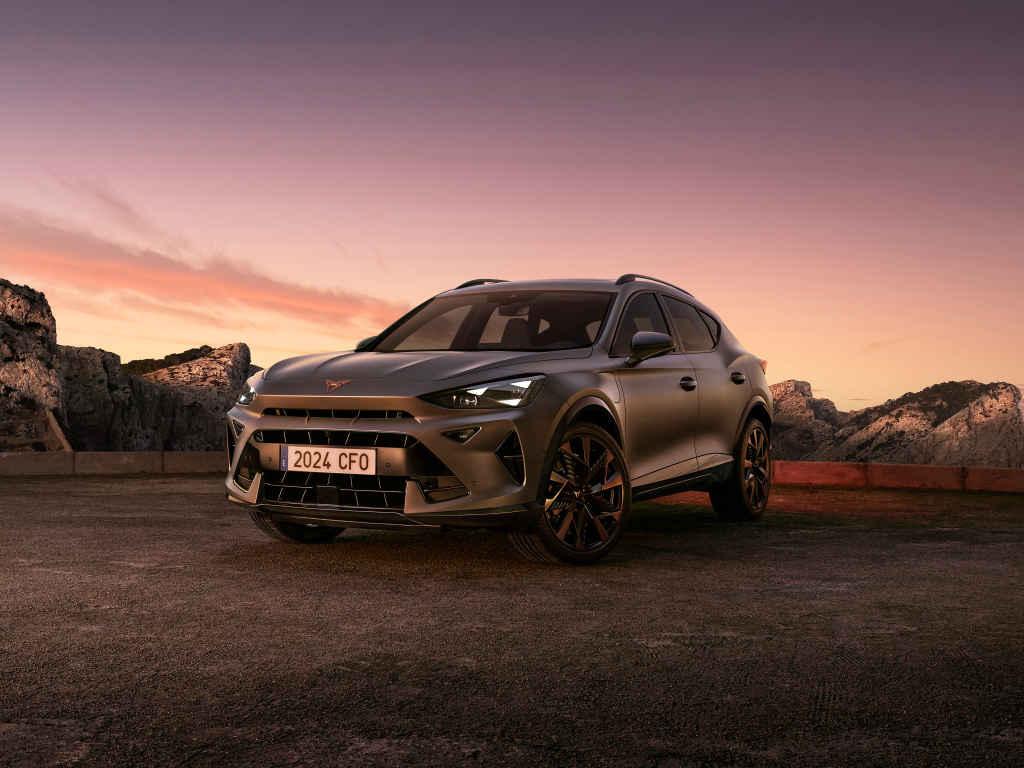 Вид спереди на автомобиль Cupra Formentor EHybrid 2024 года