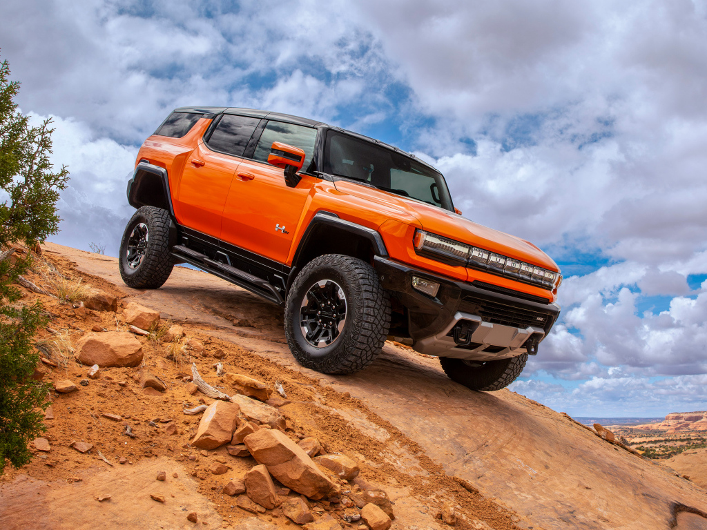 Оранжевый внедорожник GMC Hummer EV 2024 года
