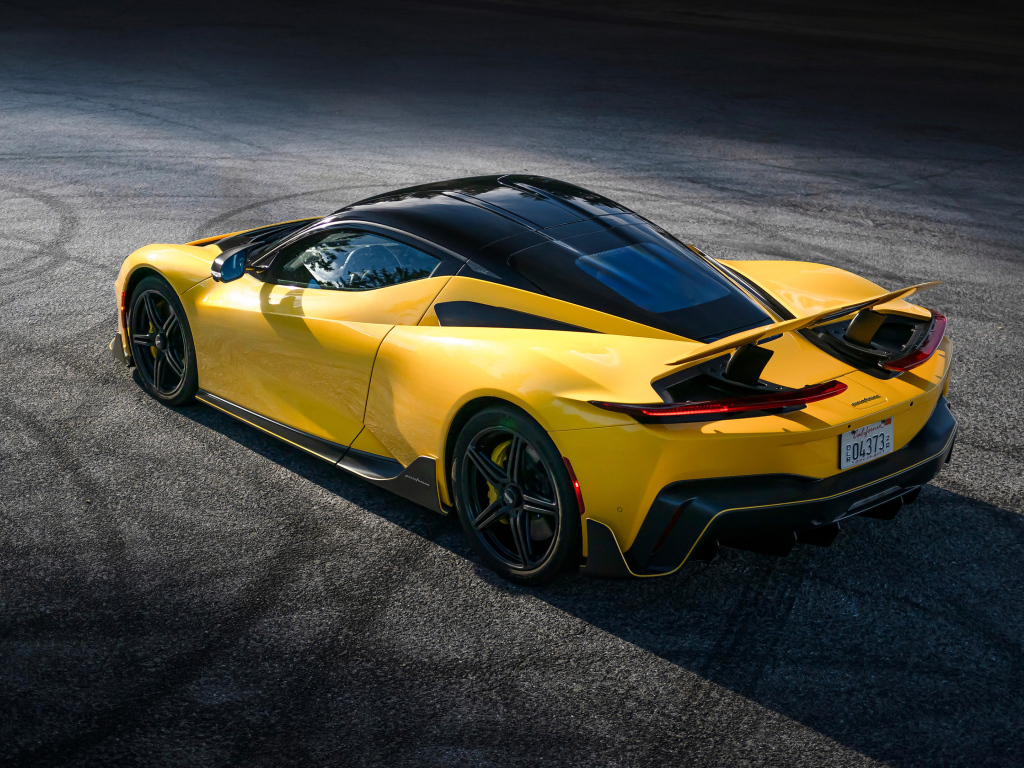 Вид сзади на желтый автомобиль Pininfarina Battista Furiosa Package