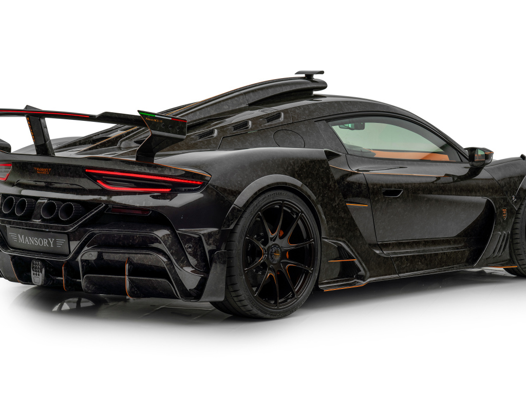 Вид сзади на черный Mansory MCX Pergusa 2024 года на белом фоне