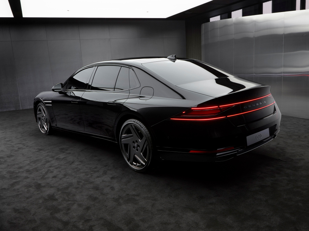 Вид сзади на автомобиль Genesis G90 Black 2024  года