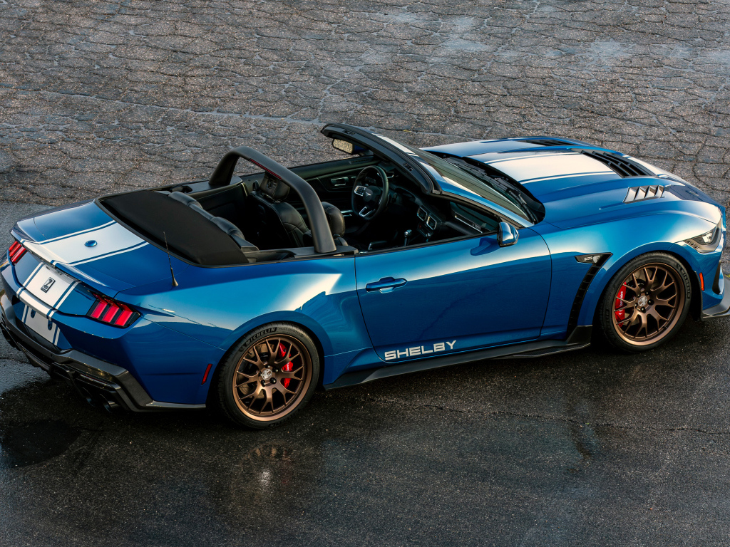Вид сверху на автомобиль Shelby Super Snake Convertible 2024 года
