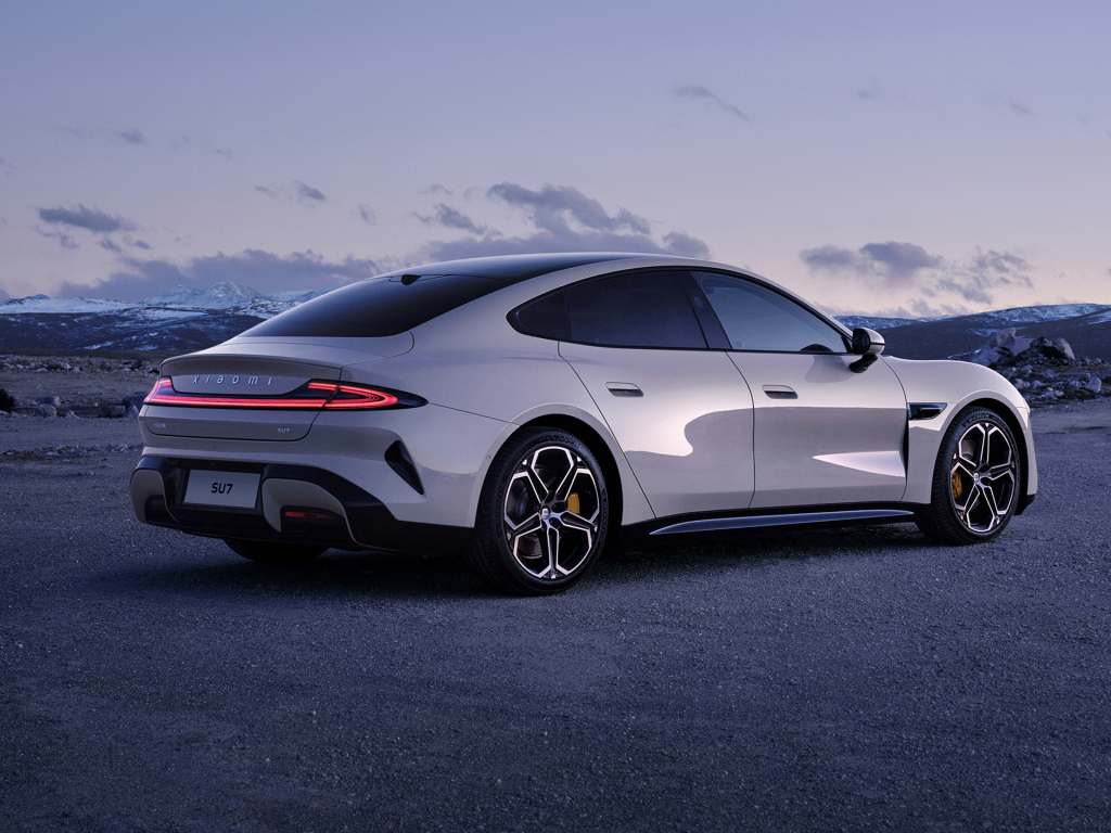 Автомобиль Xiaomi SU7 2024 года вид сзади