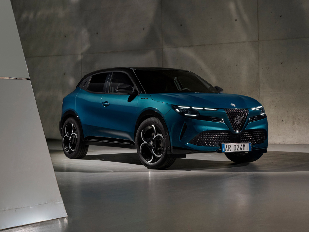 Автомобиль Alfa Romeo Milano Ibrida 2024 года