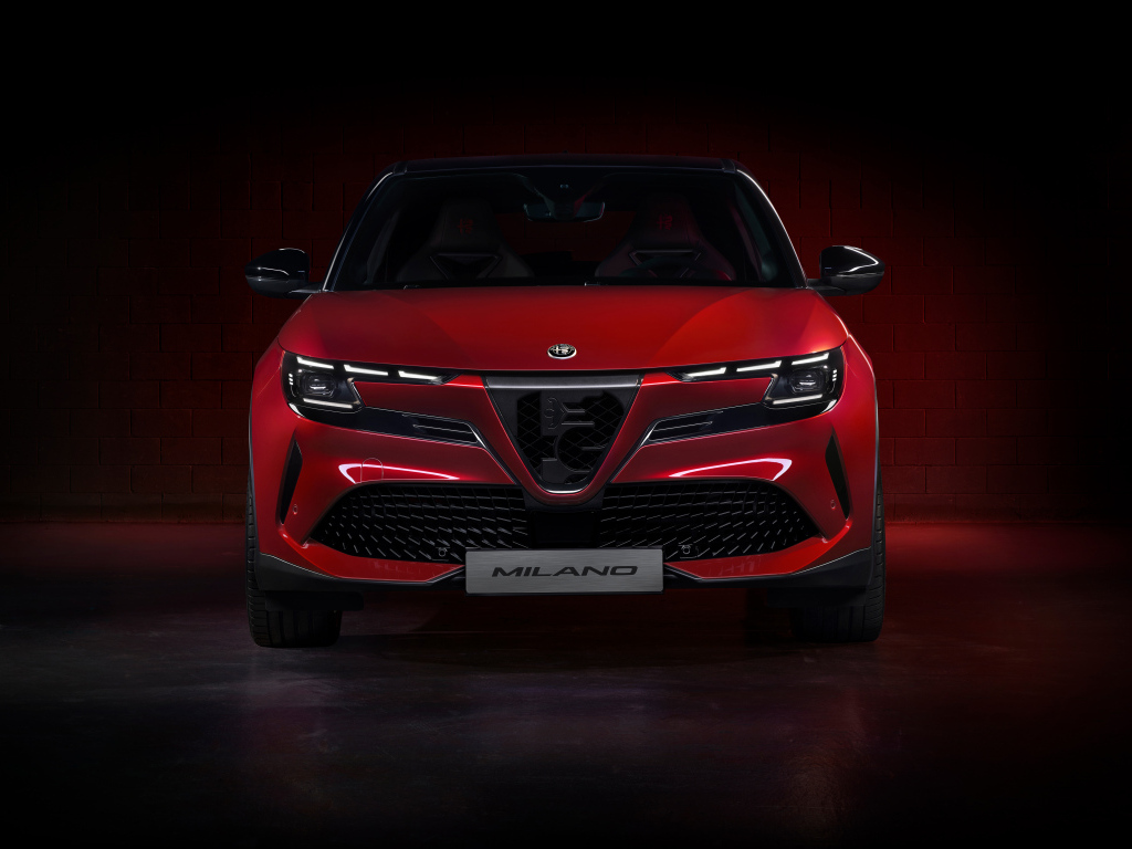 Вид спереди на красный автомобиль Alfa Romeo Milano Elettrica Veloce 2024 года