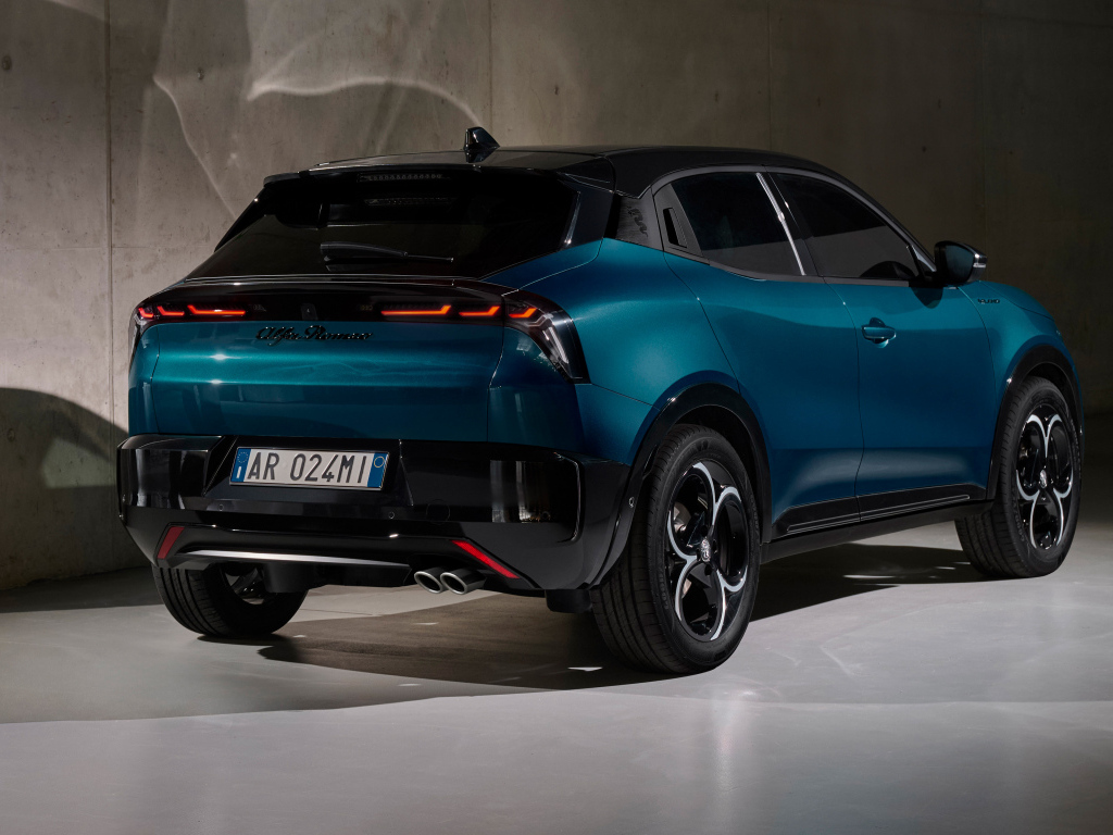 Вид сзади на автомобиль  Alfa Romeo Milano Ibrida 2024 года