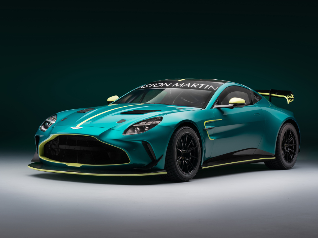 Быстрый автомобиль Aston Martin Vantage GT4 2024  года на сером фоне