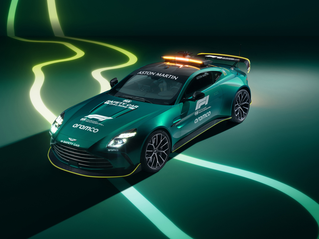 Зеленый гоночный автомобиль Aston Martin Vantage F1 Safety Car 2024 года