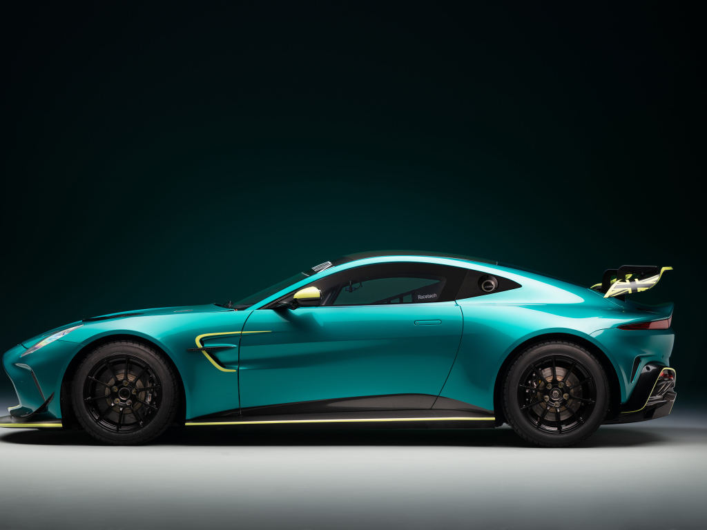 Вид сбоку на автомобиль Aston Martin Vantage GT4 2024 года