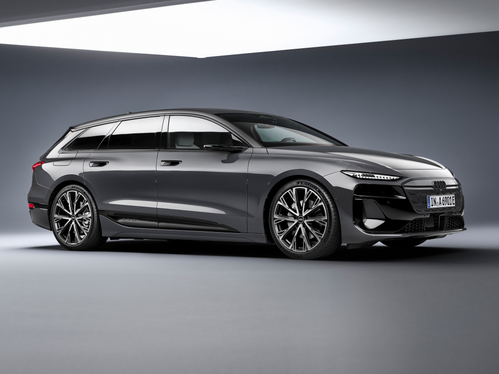 Серый автомобиль Audi A6 Avant e-tron S line 2024 года