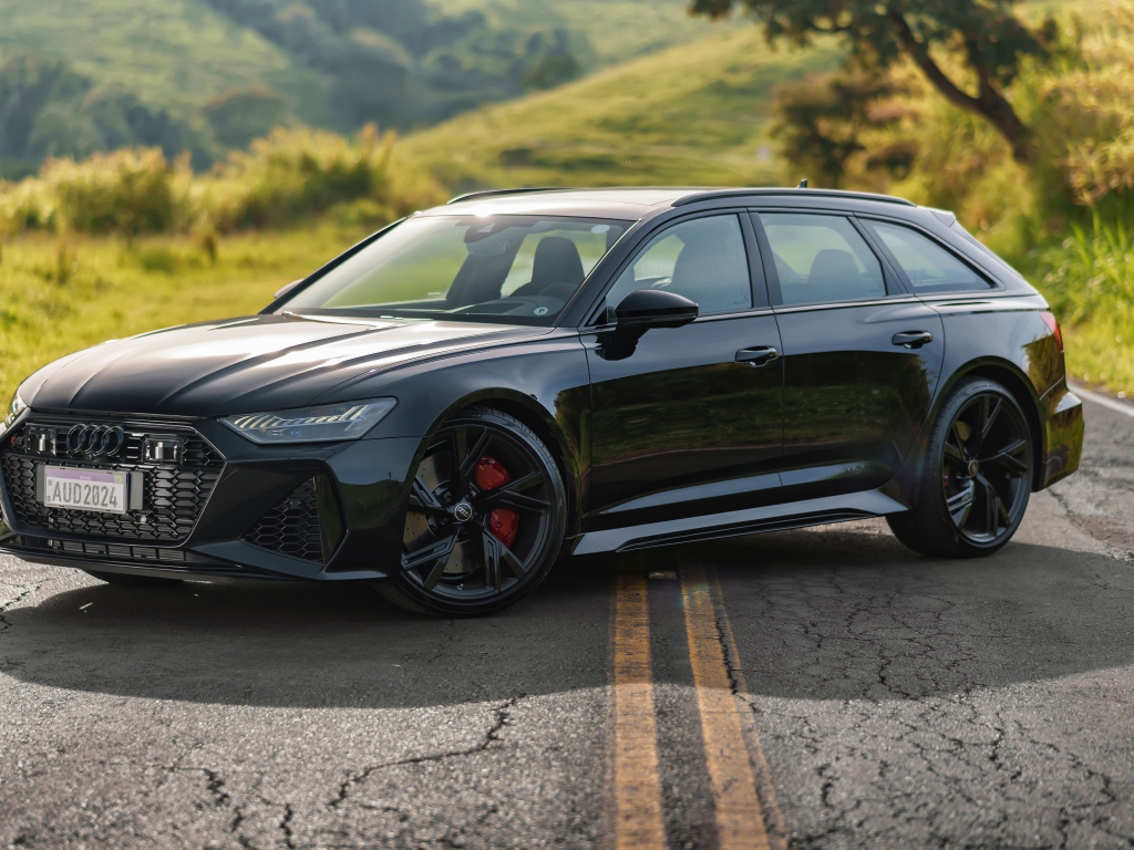 Автомобиль Audi RS 6 Avant Performance 2024  года на дороге