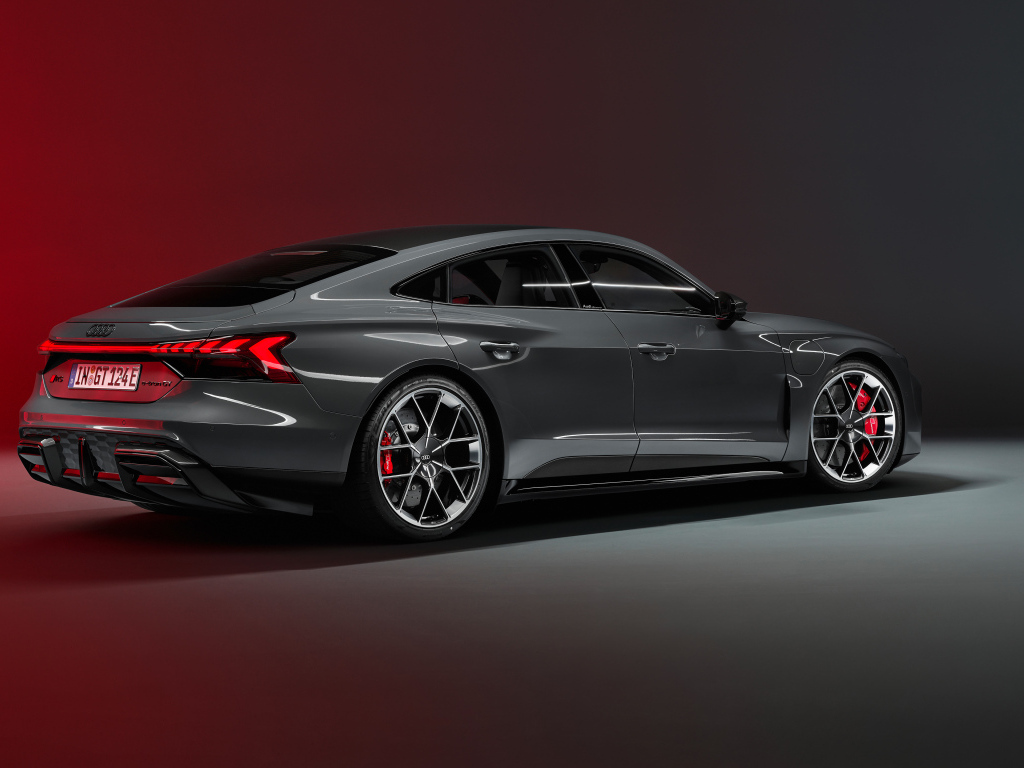 Вид сзади на автомобиль Audi RS e-tron GT 2024 года
