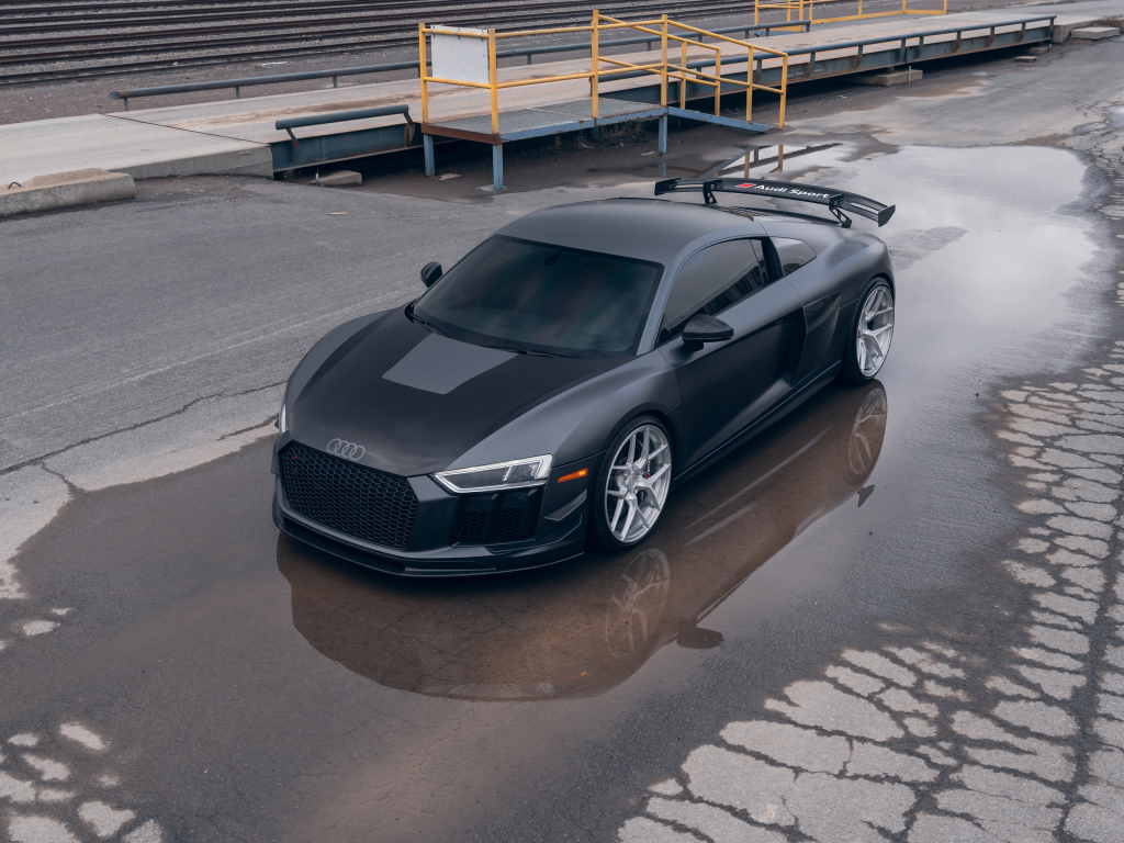 Автомобиль Audi R8 Velgen Wheels в луже