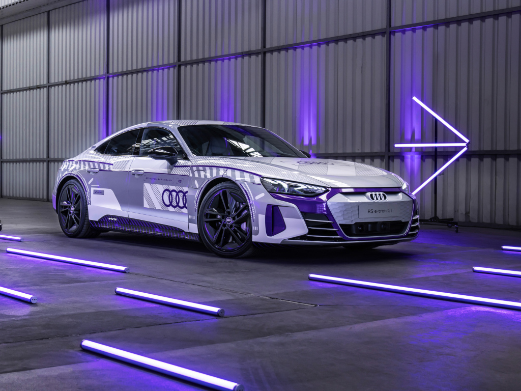 Гоночный автомобиль Audi RS E-Tron GT в гараже