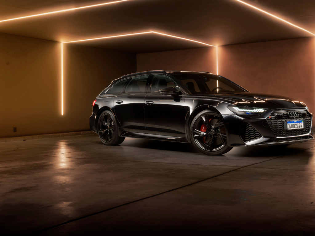 Черный автомобиль Audi RS 6 Avant Performance 2024 года