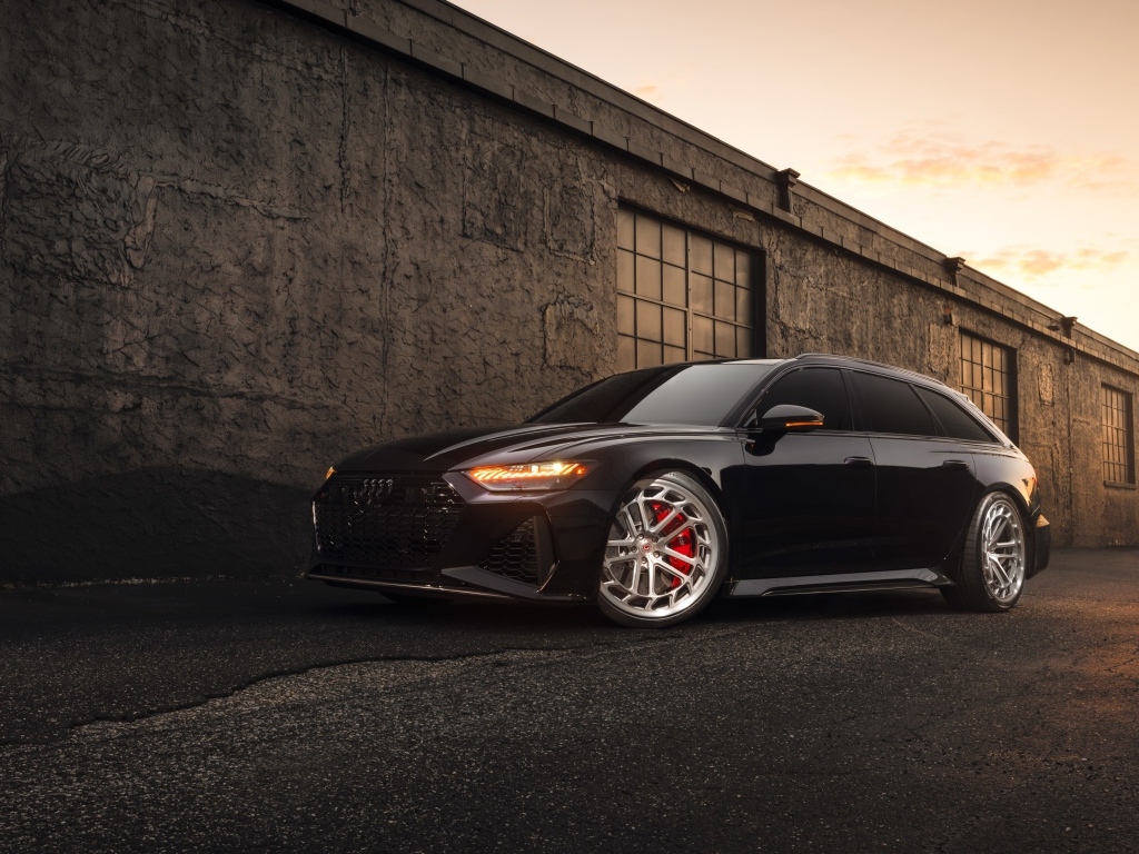 Черный автомобиль Audi RS7