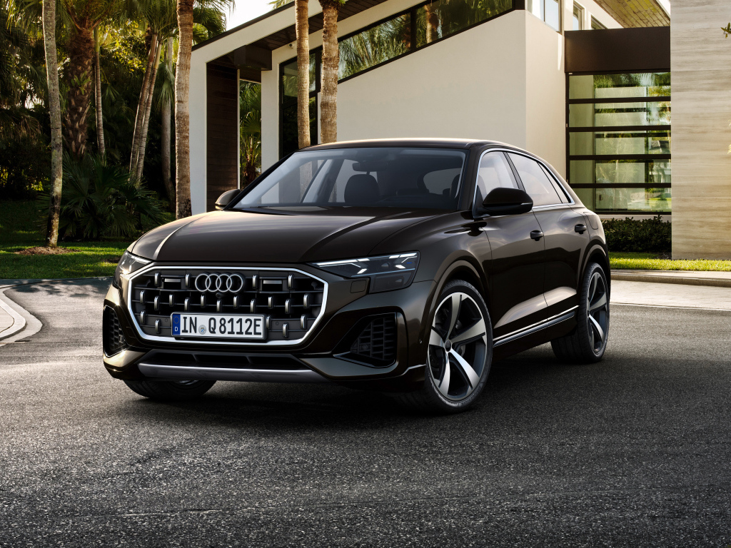 Черный автомобиль  Audi Q8 55 TFSI E Quattro 2024 года