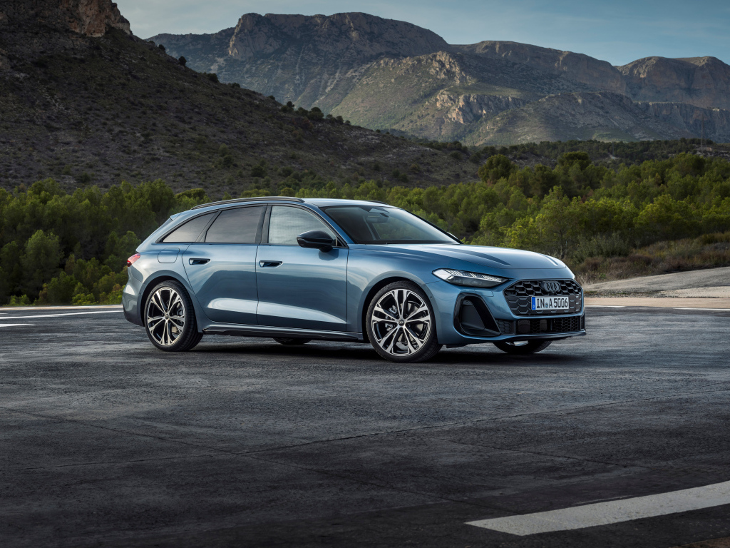 Синий автомобиль Audi A5 Avant TFSI quattro S line 2024 года на фоне гор