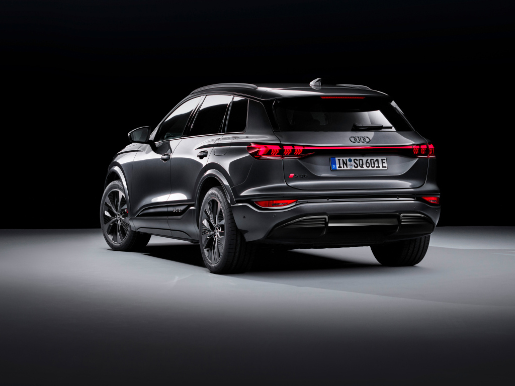 Вид сзади на автомобиль Audi SQ6 E-Tron 2024 года