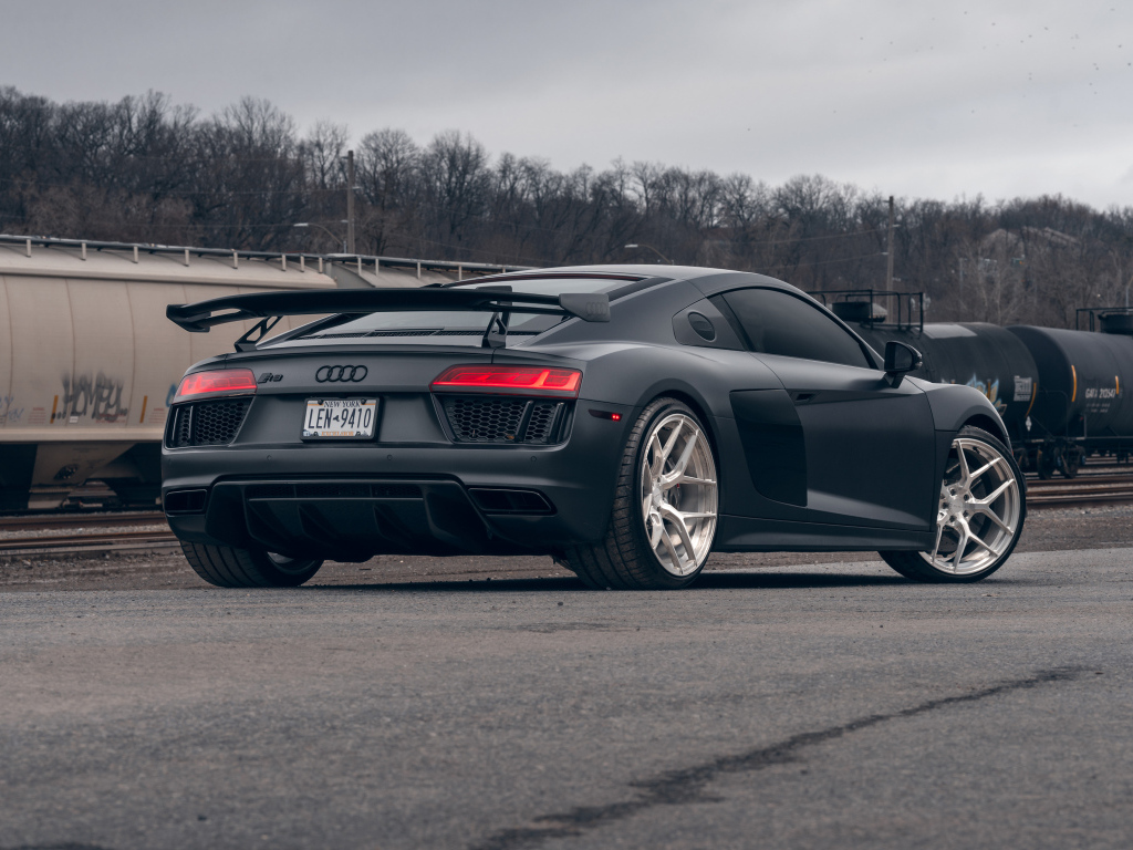 Вид сзади на автомобиль Audi R8 Velgen Wheels