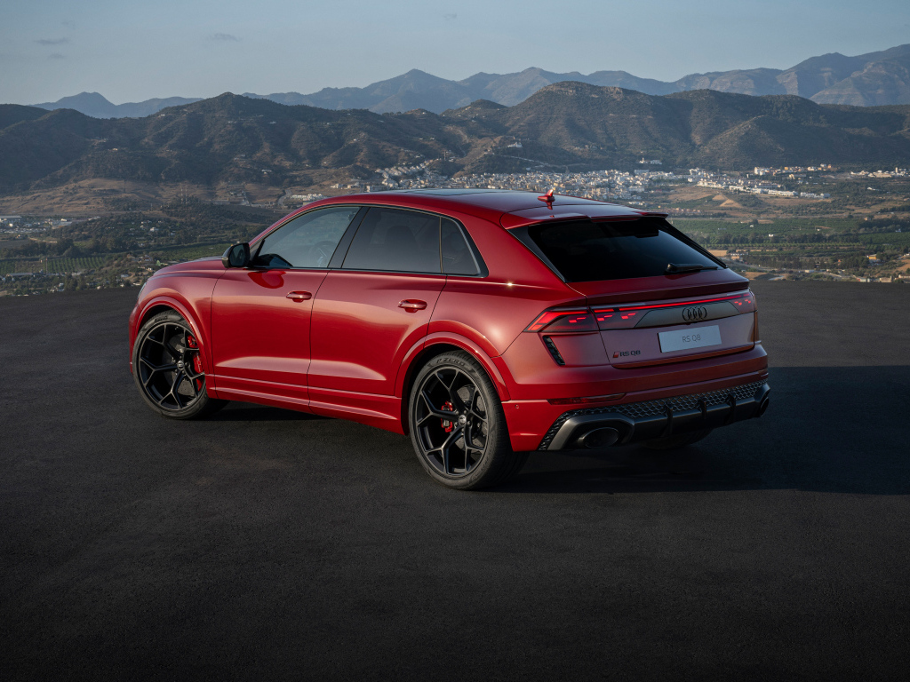 Вид сзади на красный автомобиль Audi RS Q8 performance 2024 года