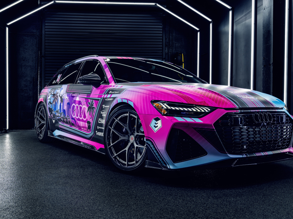 Вид сбоку на разноцветный автомобиль Audi RS6