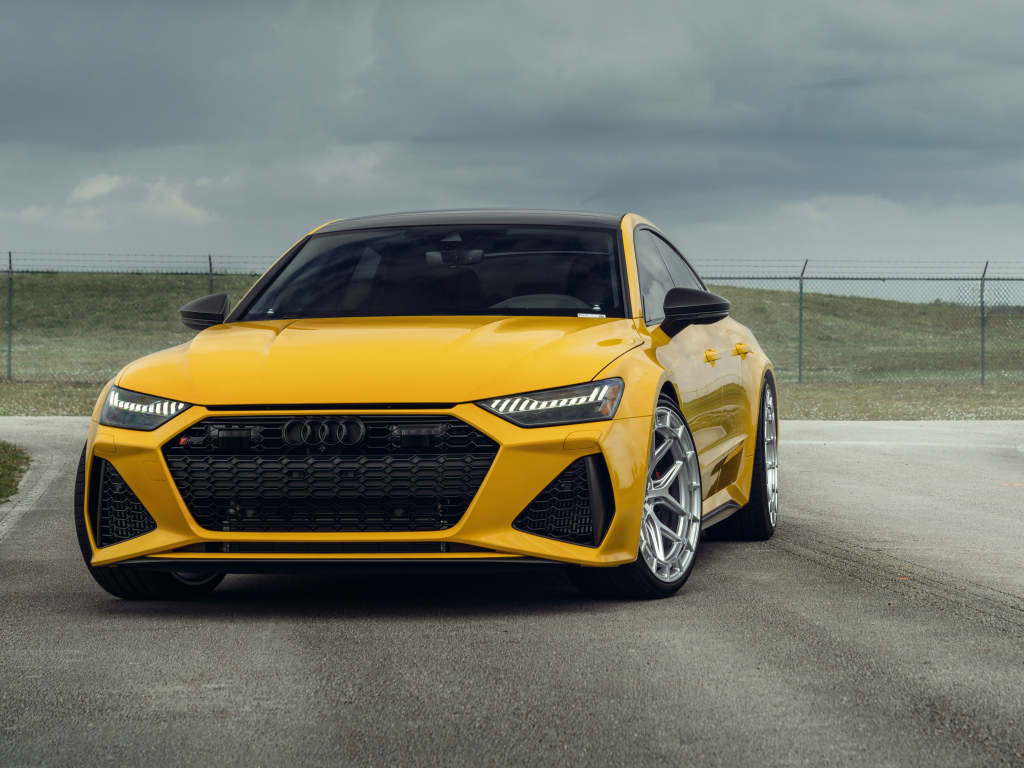 Желтый автомобиль Audi RS7 вид спереди