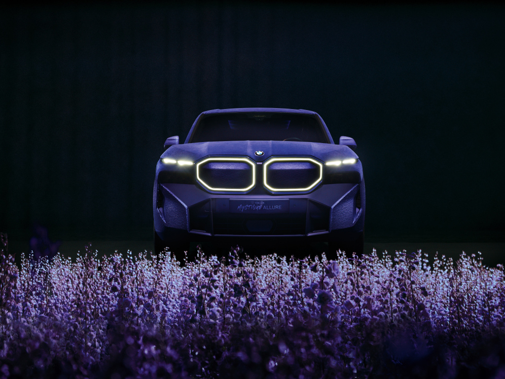 Автомобиль BMW XM Mystique Allure в цветах лаванды вид спереди