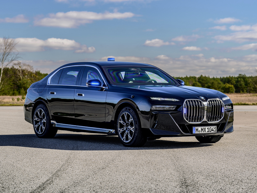 Черный автомобиль BMW I7 XDrive60 Protection 2024 года